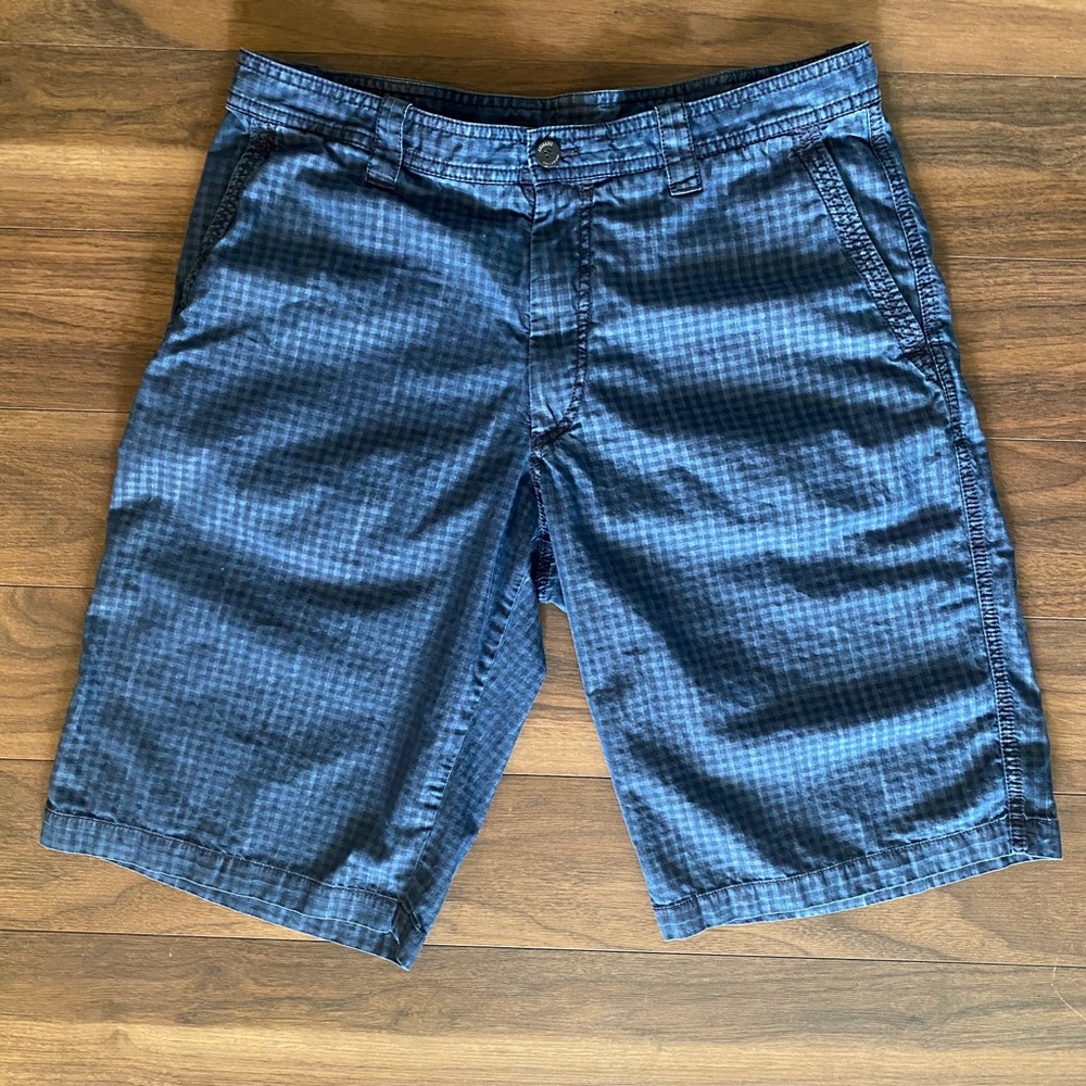 Armani Shorts Size 36 (tailored fit)
